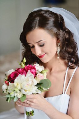 Güzellik gelin buketi ve dantel örtü kapalı ile gelin elbise