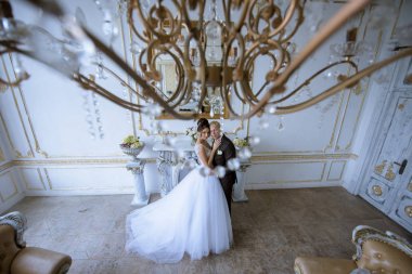 Evlilik çift kapalı birbirlerine sarılıyor