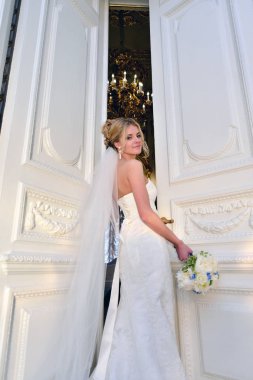 Güzellik gelin buketi ve dantel örtü kapalı ile gelin elbise