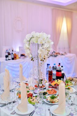 Evlilik için güzel düğün Restoran. Gelin ve damat için beyaz dekor. Renkli dekorasyon kutlama için. Güzellik gelin iç. Buket, gıda ve çiçek salonda