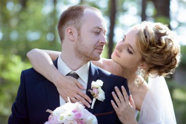 Evlilik çift niteliğine birbirlerine sarılıyor