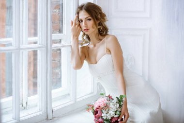 Moda beyaz gelinlik makyaj ile esmer gelin