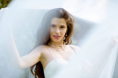 Moda beyaz gelinlik makyaj ile esmer gelin