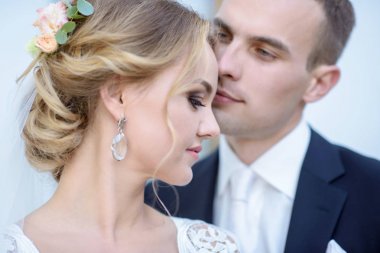 Evlilik çift niteliğine birbirlerine sarılıyor