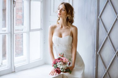 Moda beyaz gelinlik makyaj ile esmer gelin