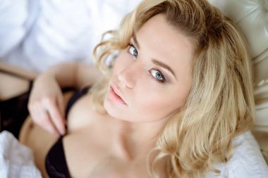 Sevimli Bayan siyah sütyen kapalı kadın portresi