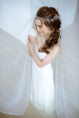 Moda beyaz gelinlik makyaj ile esmer gelin