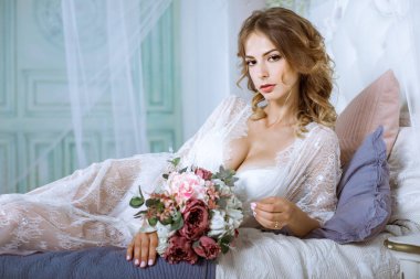 Güzel seksi Bayan zarif beyaz elbise içinde