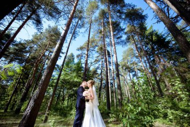 Evlilik çift niteliğine birbirlerine sarılıyor