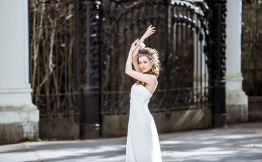 Moda beyaz gelinlik makyaj ile esmer gelin