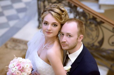 Evlilik çift kapalı birbirlerine sarılıyor