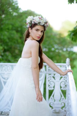 Moda beyaz gelinlik makyaj ile esmer gelin