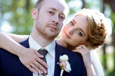 Evlilik çift niteliğine birbirlerine sarılıyor