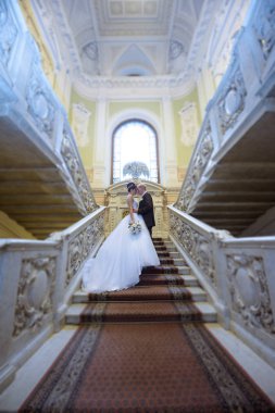 Evlilik çift kapalı birbirlerine sarılıyor