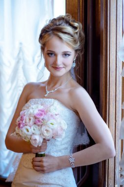 Güzellik gelin buketi ve dantel örtü kapalı ile gelin elbise