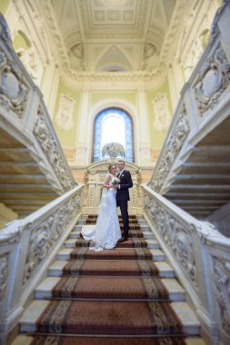 Evlilik çift kapalı birbirlerine sarılıyor