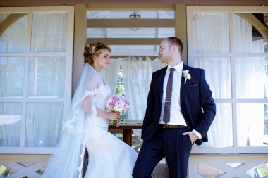 Evlilik çift niteliğine birbirlerine sarılıyor