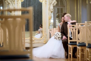 Evlilik çift kapalı birbirlerine sarılıyor