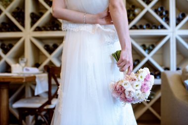 Güzel gelin düğün renkli buket tutuyor