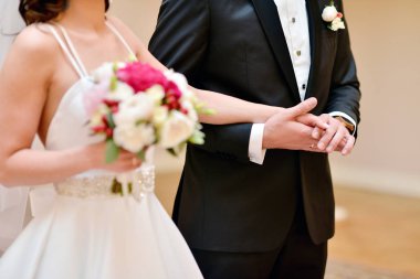 Çift düğün elele geziyor. Güzellik gelinle damat. Beyaz elbiseli güzel model kız. Takım elbiseli adam. Kadın ve erkek portre. Yakın çekim kadının kolları. Sevimli Bayan ve adam kapalı