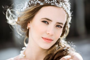 Tatlı esmer Gelin Moda düğün saç ve makyaj
