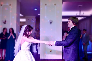 Çift restoranda düğün dans ediyor