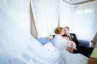 Evlilik çift niteliğine birbirlerine sarılıyor