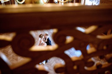 Evlilik çift kapalı birbirlerine sarılıyor