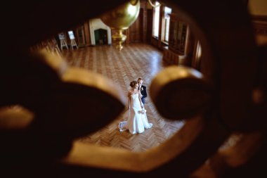 Evlilik çift kapalı birbirlerine sarılıyor