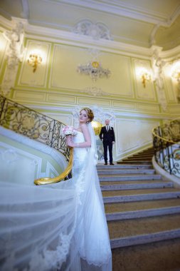 Evlilik çift kapalı birbirlerine sarılıyor