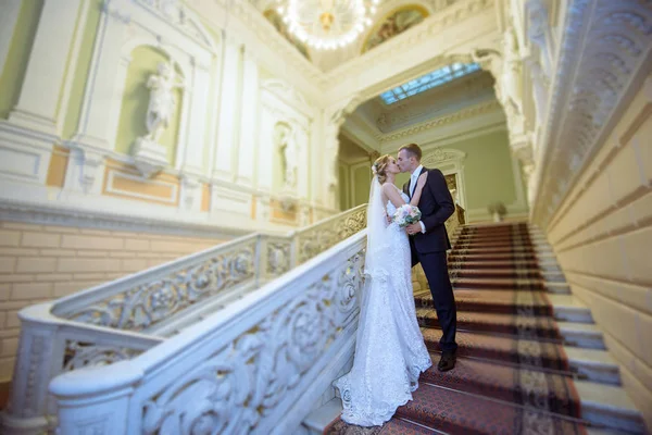 Casamento casal dentro de casa está abraçando uns aos outros — Fotografia de Stock