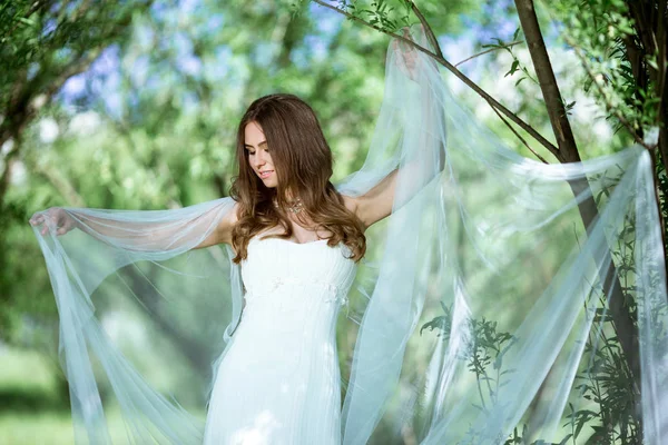 メイクとファッションの白いウェディング ドレスで花嫁をブルネット — ストック写真