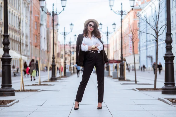 El retrato a la moda de la señora con el cabello largo en la ciudad — Foto de Stock