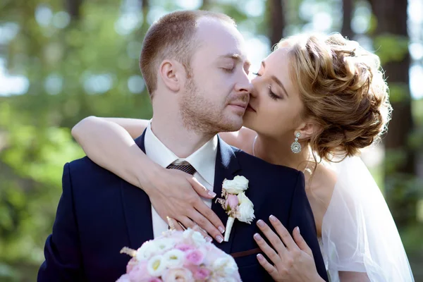 Casamento casal na natureza está abraçando uns aos outros — Fotografia de Stock