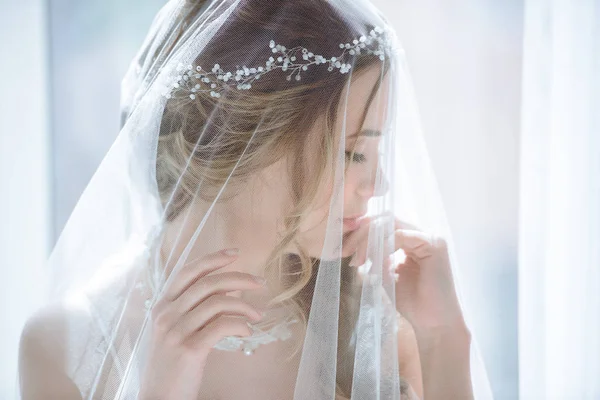 Closeup brunette bride with fashion wedding hairstyle and makeup — Stock Photo, Image