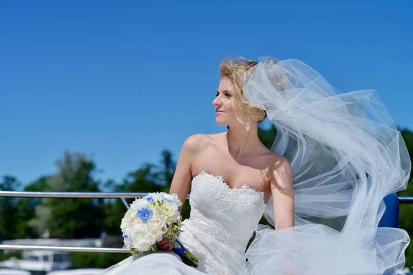 Schönheit Braut im Brautkleid mit Strauß und Spitzenschleier auf der Natur — Stockfoto