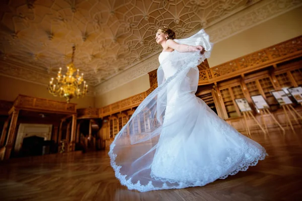 Belleza novia en vestido de novia con velo de encaje en el interior —  Fotos de Stock