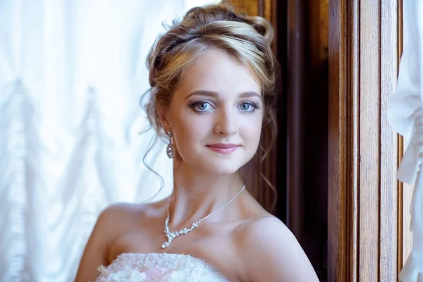 Belleza novia en vestido de novia con velo de encaje en el interior — Foto de Stock