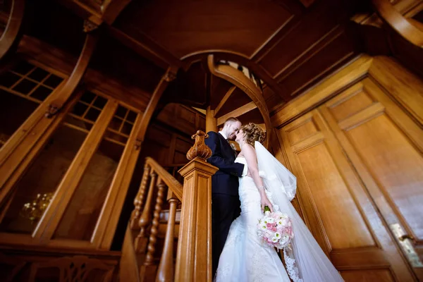 Casamento casal dentro de casa está abraçando uns aos outros — Fotografia de Stock