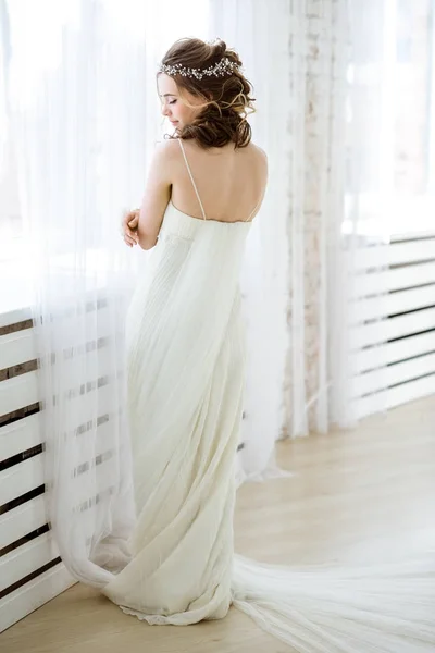 Pengantin Brunette dalam busana gaun pengantin putih dengan riasan — Stok Foto