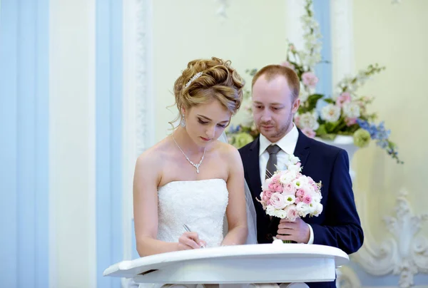 Noiva de beleza e noivo bonito estão registrando o casamento — Fotografia de Stock