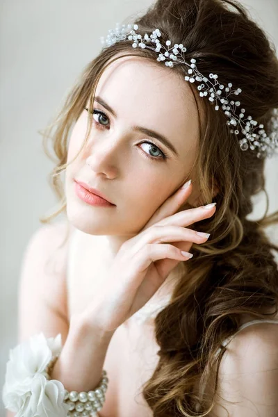 Closeup brunette bride with fashion wedding hairstyle and makeup — Stock Photo, Image