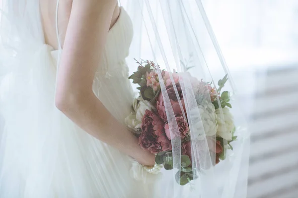 Прекрасная невеста держит свадебный красочный букет — стоковое фото