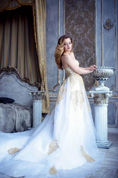 屋内で黄金の花嫁衣装の美しさの花嫁 — ストック写真
