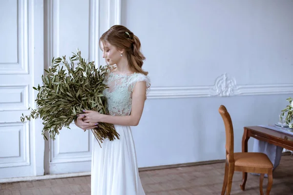 Bellezza sposa in abito da sposa con bouquet al chiuso — Foto Stock