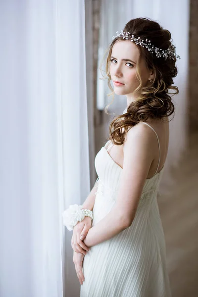 Brunett brud i Mode vit brudklänning med smink — Stockfoto