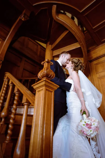 Casamento casal dentro de casa está abraçando uns aos outros — Fotografia de Stock