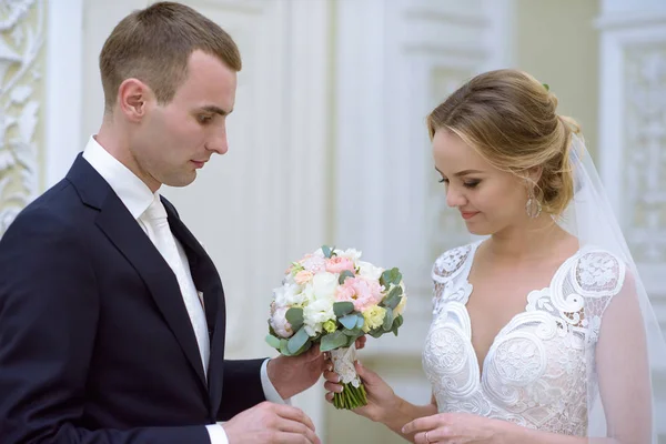 Schoonheid bruid en knappe bruidegom dragen ringen elkaar — Stockfoto