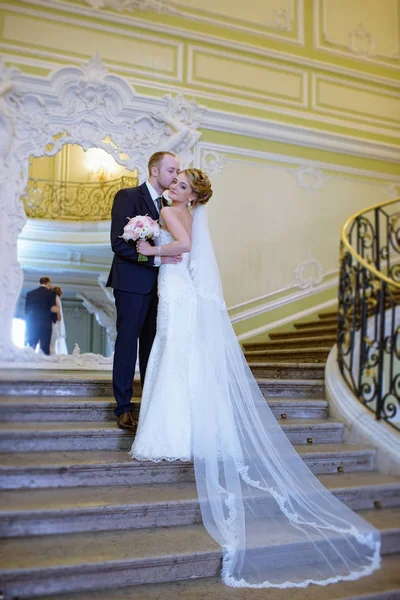 Casamento casal dentro de casa está abraçando uns aos outros — Fotografia de Stock