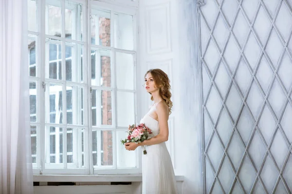 Brunette morsian muoti valkoinen häät mekko meikki — kuvapankkivalokuva
